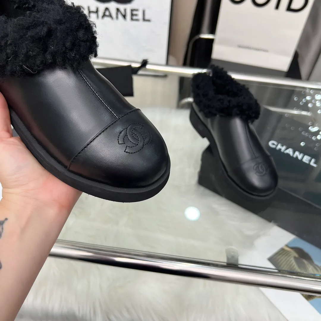 👟👟Ex-factory price 540👟👟 High version of Chanel CHANEL, 🌞🌞🌞Xiaoxiang’s latest 2025 autumn and winter short boots, a must-have item for this autumn and winter season! ! Ms. Chanel loves simple yet irresistible combinations to show her unique style. Mix and match freely to shine⚡Follow Grandma’s fashion steps! ! ! The top-notch craftsmanship and texture are perfectly presented. No matter any details, you can compare them with the counters. The best quality products can be entered and exited from the counters at will! ! ❶Material: imported cowhide/cow suede/wool ❷Lining: sheepskin lining ❸Feet: sheepskin ❹Outsole: original molded sole ❺Heel height: 3cm ❻Number of yards: 35-40 (40 and 41 are customized and non-refundable)